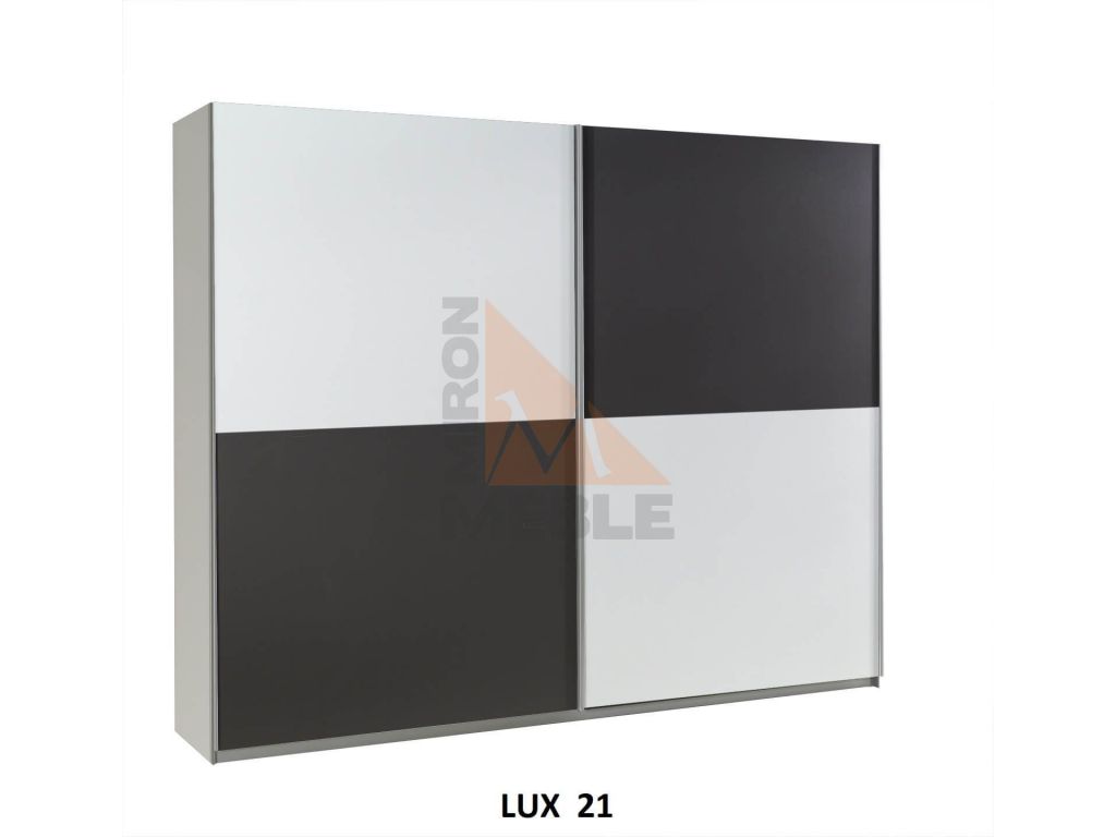 Szafa LUX z drzwiami przesuwnymi i frontami w czarnym połysku, szerokość 244 cm.
